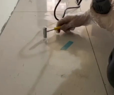 定安瓷砖开裂维修公司专业分享瓷砖在铺贴前如果没有沥干水分，将会导致以下问题